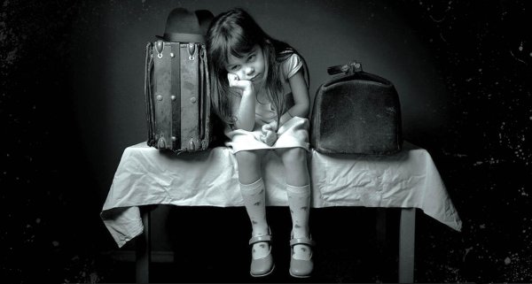 девочка с чемоданом