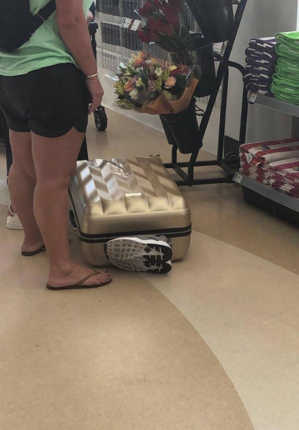 сломанный чемодан