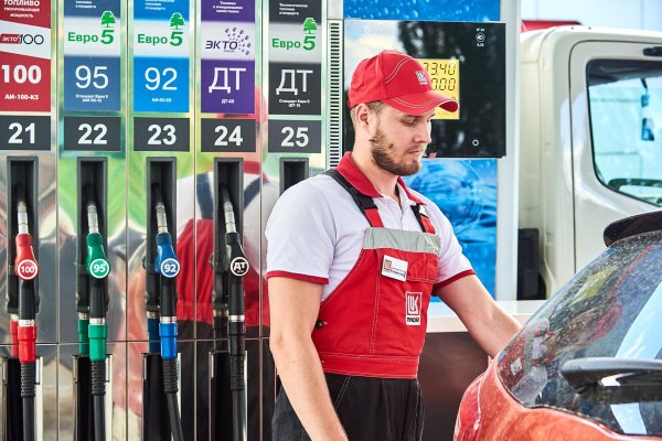 работник автозаправки
