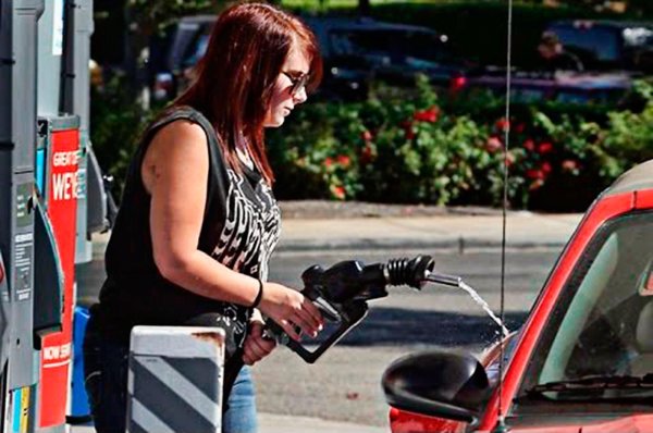 машина на заправке