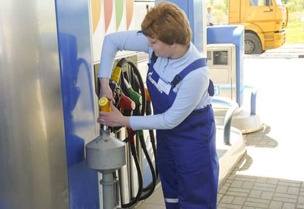 заправщик бензоколонки