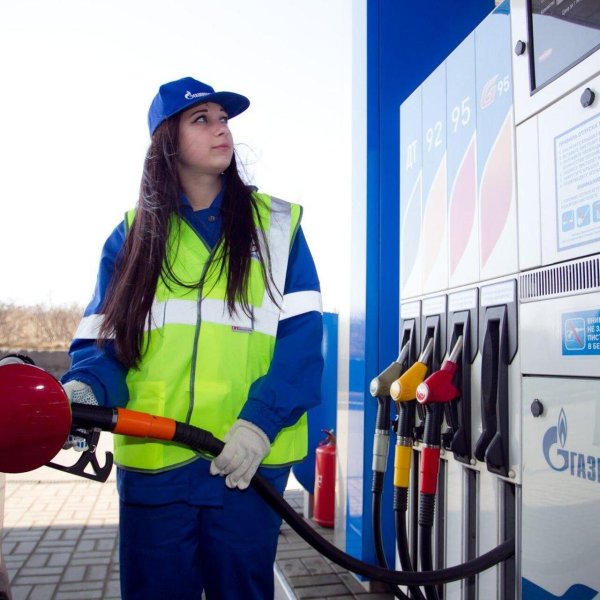 работник заправки