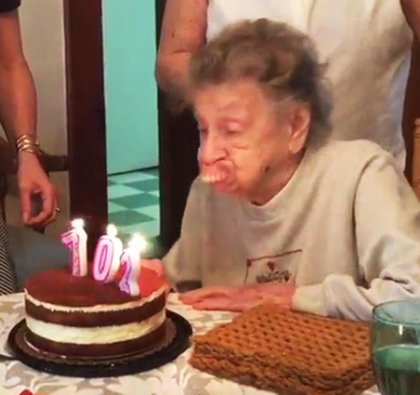 задувает свечи