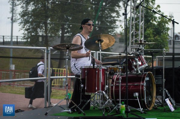 игра на барабанах