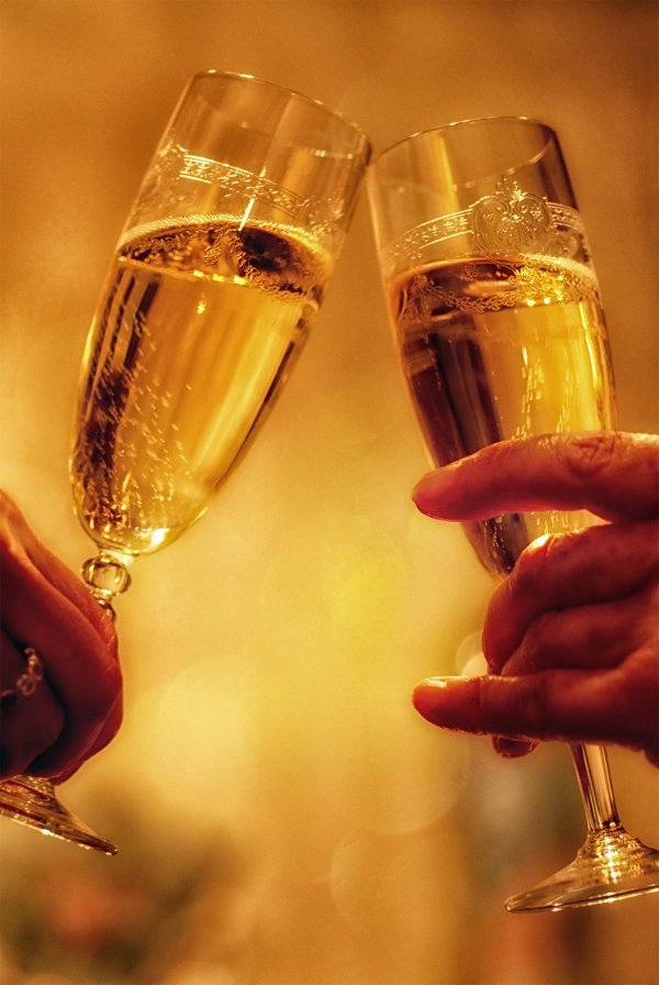 чокаться бокалами
