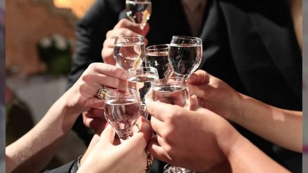 чокаются рюмками