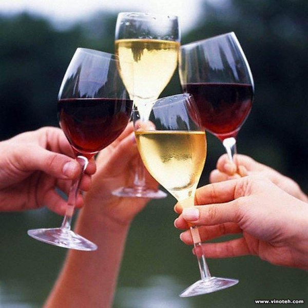 чокаться бокалами