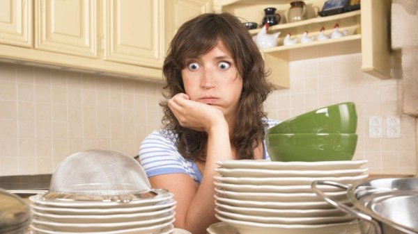 девушка с посудой