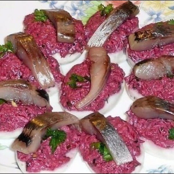 яйца фаршированные свеклой и сельдью