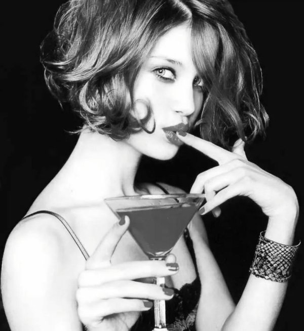 девушка пьет коктейль