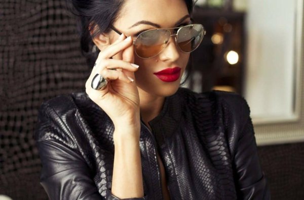 стильная брюнетка