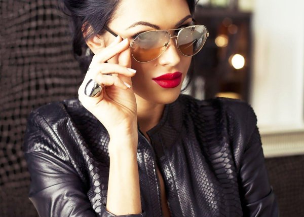 стильная брюнетка