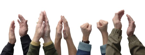 люди хлопают в ладоши