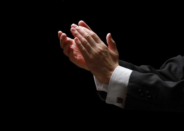 люди хлопают в ладоши