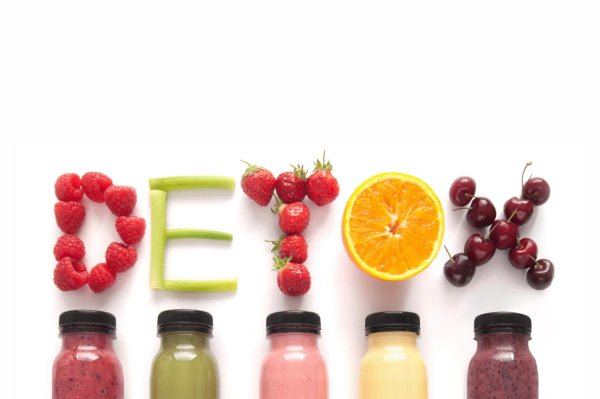 смузи на белом фоне