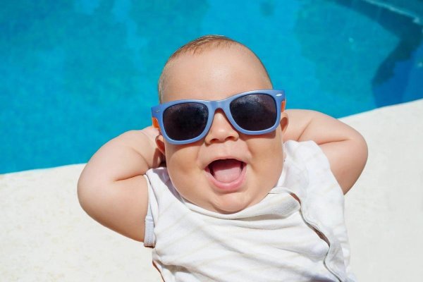 младенец в очках