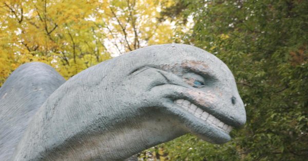 новосибирский зоопарк статуи динозавров