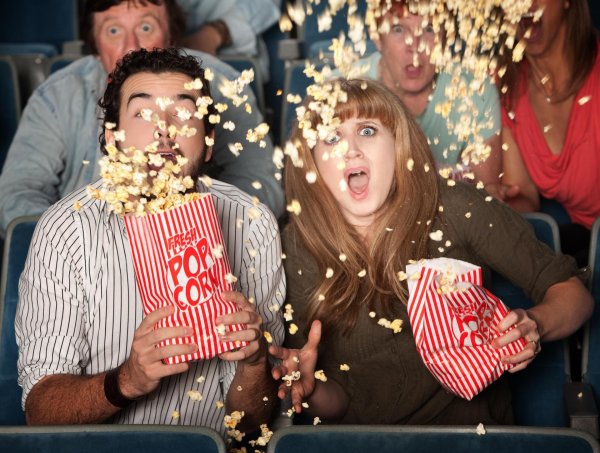 зритель с попкорном