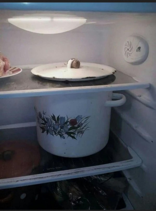 крышка от кастрюли перевёрнутая