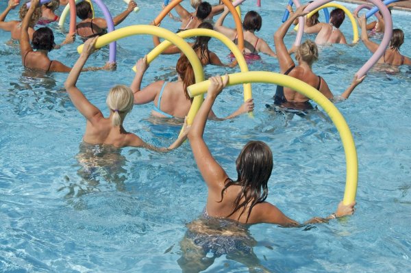 аква нудлы аквааэробика