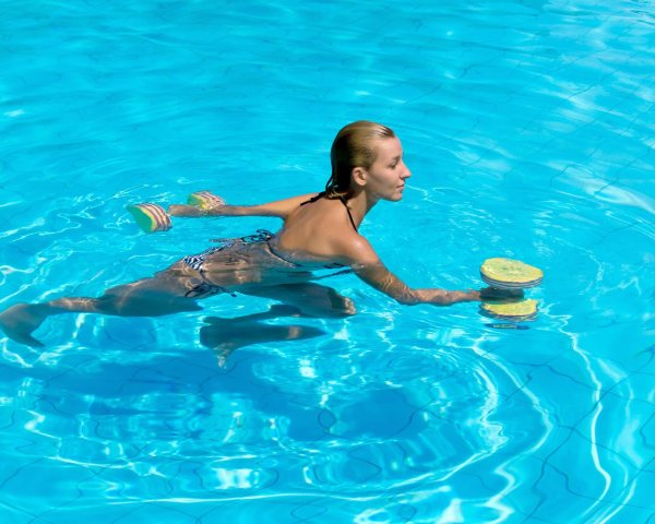 упражнения аквааэробики в бассейне