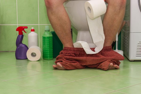 мужчина в туалете