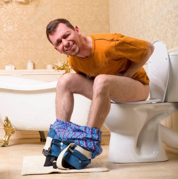 мужчина на унитазе