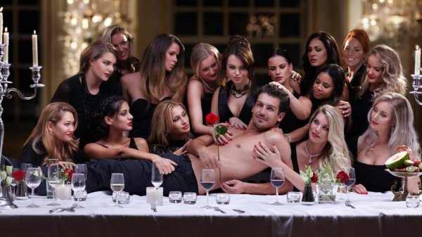 мужчина среди женщин