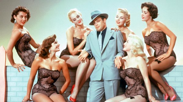 мужчинав окружение девушек