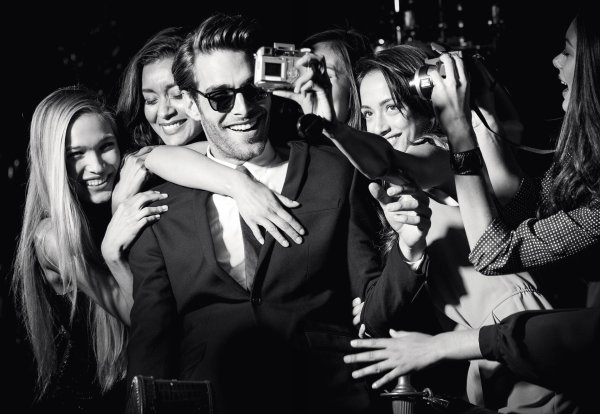 мужчинав окружение девушек