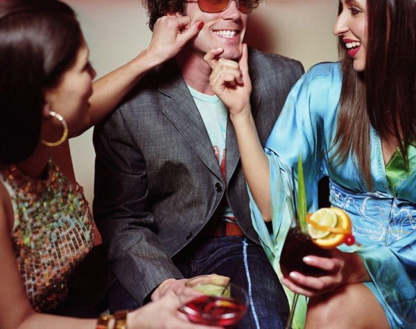 женщина флиртует с другими мужчинами