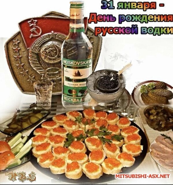 стол с алкоголем и закуской