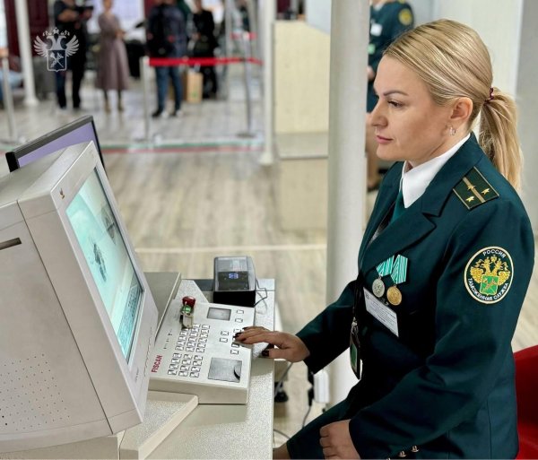 сотрудник таможни