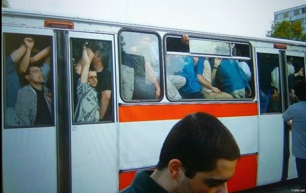переполненный общественный транспорт
