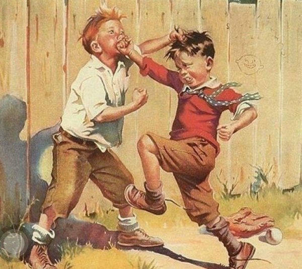 девочка бьет мальчика