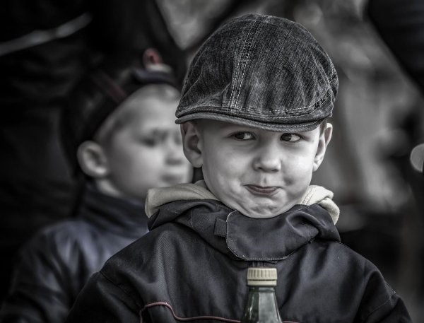 мальчик в хулиганке