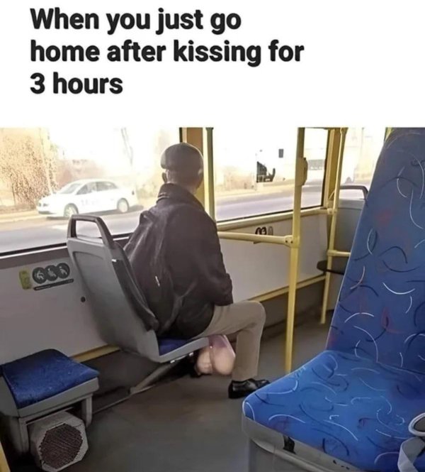 уезжающий автобус