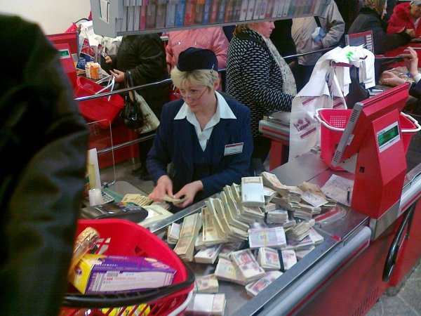 касса с продавщицей