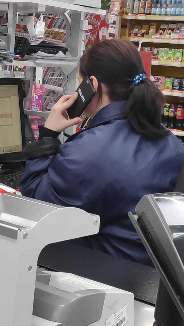 сотрудницы магнит