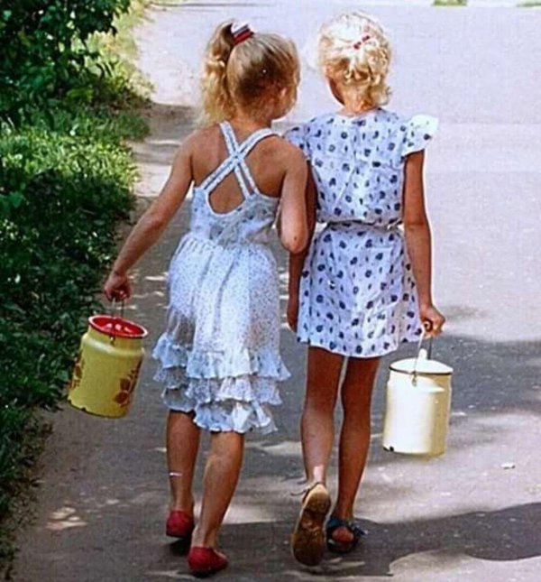 девочка с бидоном