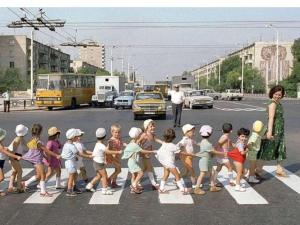 дети переходят дорогу