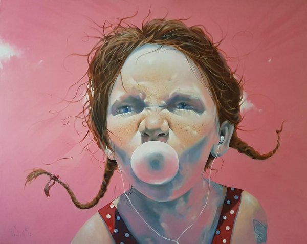 надувает жвачку