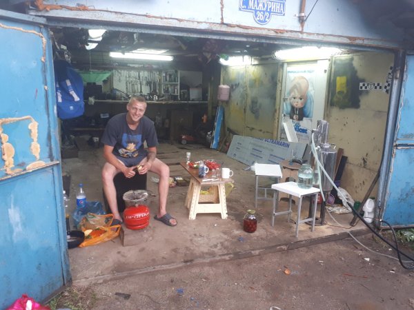 мужик в гаражах