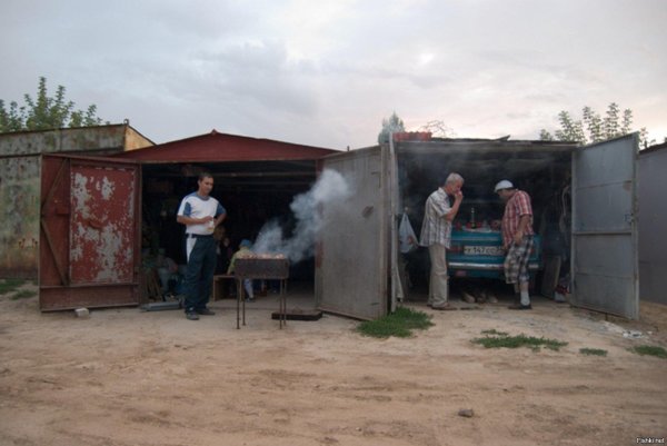 мужик в гаражах