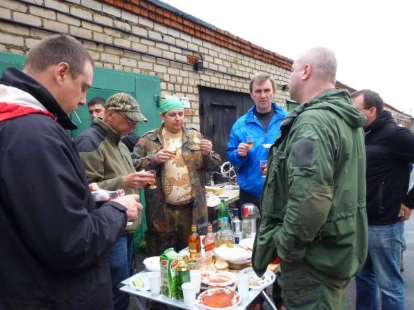 алкаши в гараже