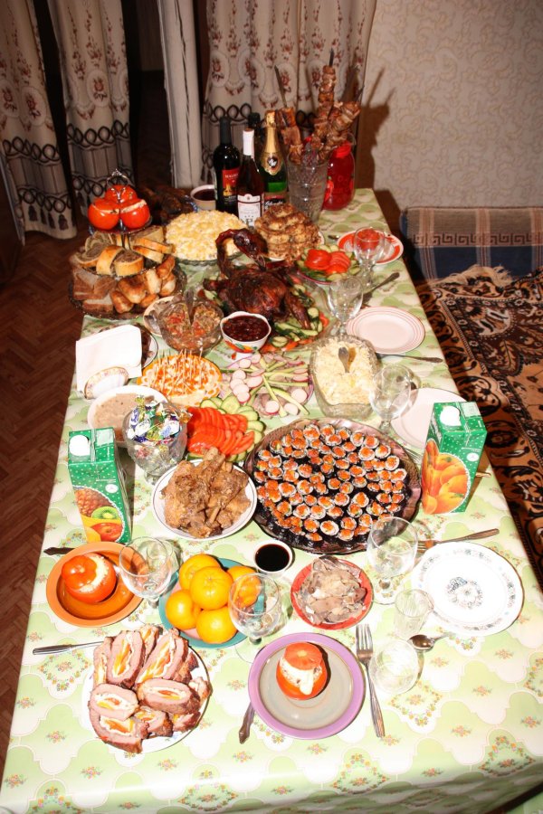 новогодние столы с едой