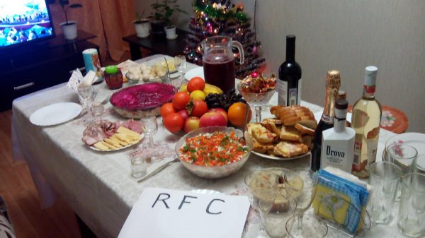 новогодние столы с едой