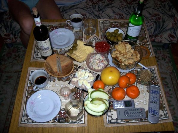 домашний стол с едой