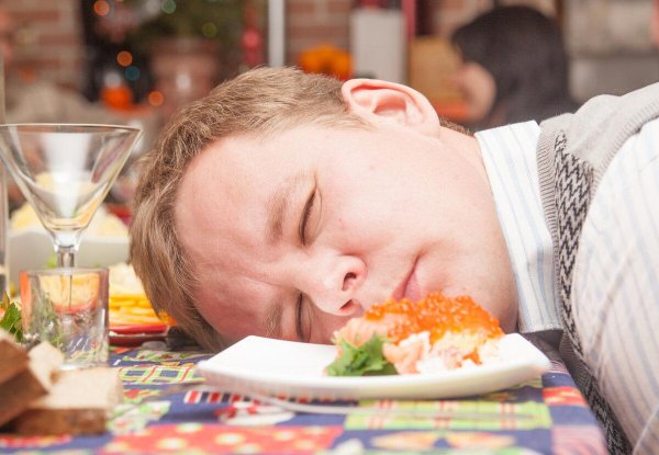 спит за столом