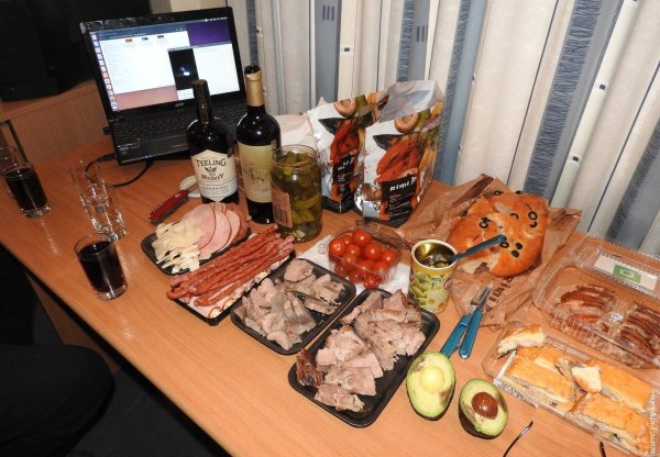 стол с закусками